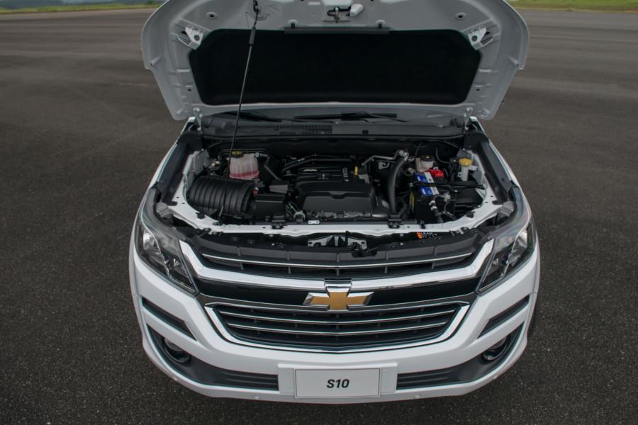 Моторный отсек Chevrolet S10 Double Cab 2016 года  (фото 11 из 32)